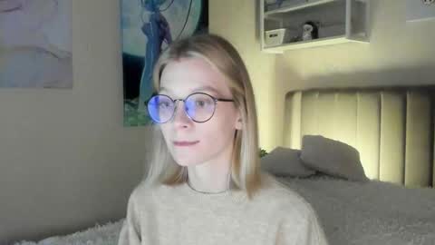 Snapshot of lunar_sofia chatting on 10/23/25, 01:10 Sofia online show from 10/23/25, 01:10