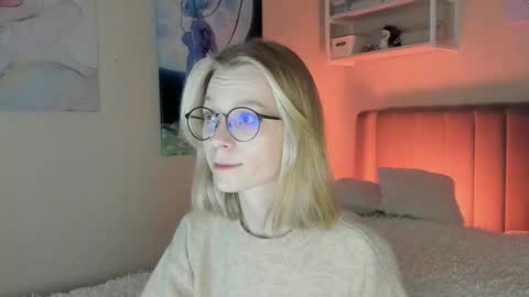 Snapshot of lunar_sofia chatting on 10/28/25, 01:36 Sofia online show from 10/28/25, 01:36