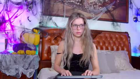 Luna Rishi online show from 10/25/25, 11:51