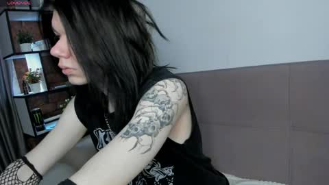 Snapshot of lunaroffset chatting on 05/05/26, 05:48 Matthew online show from 05/05/26, 05:48