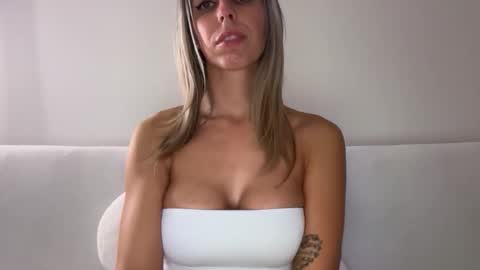 Snapshot of lunarose16 chatting on 10/17/25, 10:01 lunarose16 online show from 10/17/25, 10:01