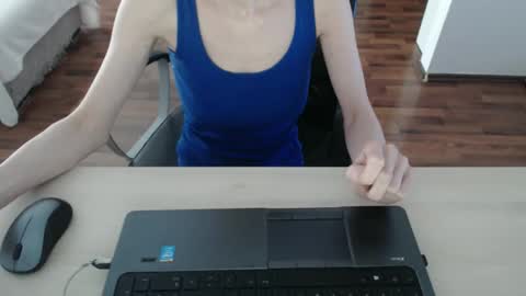lunavibe_ online show from 05/18/26, 12:44