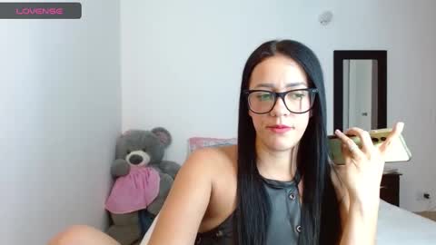 lunayois02 online show from 02/06/25, 12:54