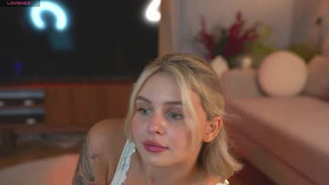Snapshot of lunea_evienne_ chatting on 05/02/26, 08:08 Evi online show from 05/02/26, 08:08