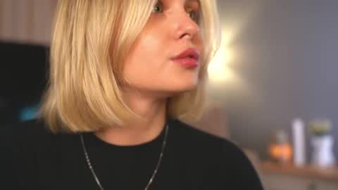 Snapshot of lunea_evienne_ chatting on 05/10/26, 08:19 Evi online show from 05/10/26, 08:19