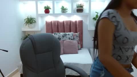 Snapshot of lunilove_ chatting on 03/26/26, 07:19 Luni Love online show from 03/26/26, 07:19