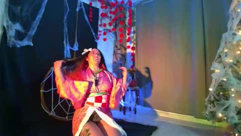 Snapshot of lunnaa1_ chatting on 10/30/25, 04:14 Luna online show from 10/30/25, 04:14