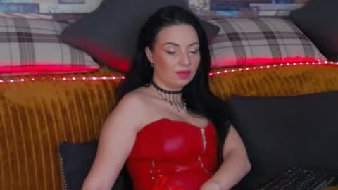 LunnaGray online show from 11/25/25, 05:51