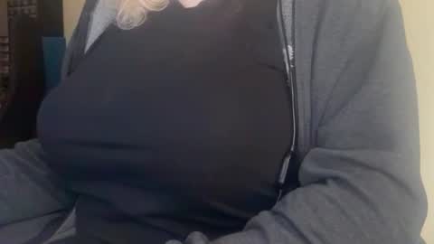 Snapshot of lunoviaxl chatting on 11/24/25, 10:37 LunoviaXL online show from 11/24/25, 10:37