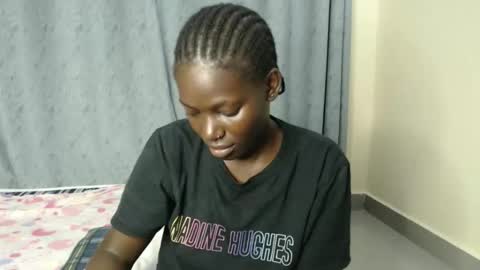 Snapshot of luo_queen chatting on 09/21/25, 01:40 luo_queen online show from 09/21/25, 01:40