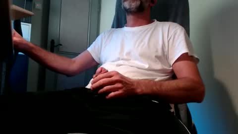 Snapshot of lure4beef chatting on 10/18/25, 08:26 lure4beef online show from 10/18/25, 08:26