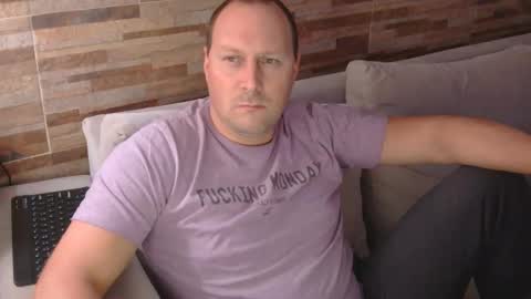 Snapshot of lustonfan chatting on 04/28/26, 02:10 lustonfan online show from 04/28/26, 02:10