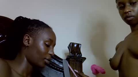 Snapshot of lutino_lovebirds chatting on 04/13/26, 08:25 lutino_lovebirds online show from 04/13/26, 08:25