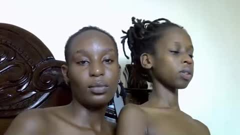 Snapshot of lutino_lovebirds chatting on 04/14/26, 08:37 lutino_lovebirds online show from 04/14/26, 08:37