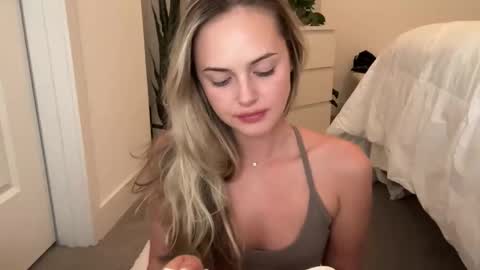 Aimee online show from 12/01/25, 03:00