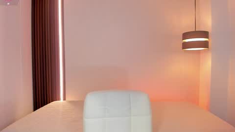 Snapshot of luvely_unique chatting on 10/19/25, 04:07 Lu. online show from 10/19/25, 04:07