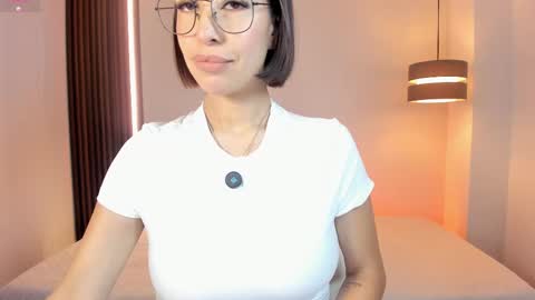 Snapshot of luvely_unique chatting on 10/28/25, 01:58 Lu. online show from 10/28/25, 01:58