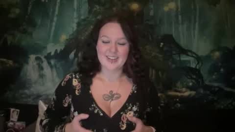 Snapshot of luvvvmia chatting on 10/17/25, 08:33 luvvvmia online show from 10/17/25, 08:33