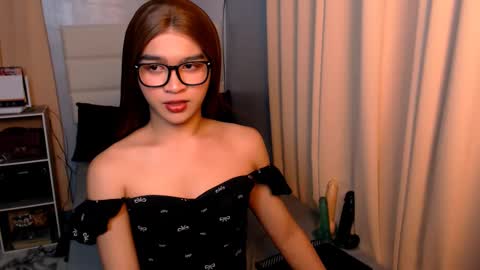 Snapshot of lux_white chatting on 02/27/25, 06:53 queen lux online show from 02/27/25, 06:53