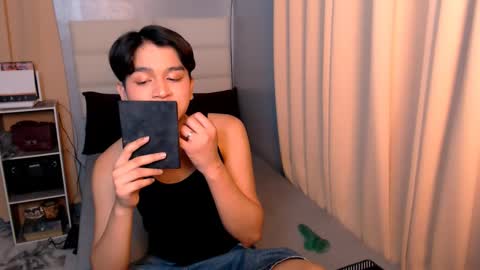 Snapshot of lux_white chatting on 03/02/25, 06:59 queen lux online show from 03/02/25, 06:59