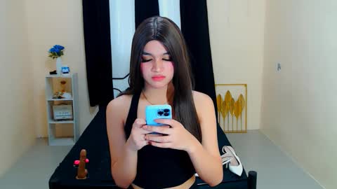 Snapshot of lux_white chatting on 09/23/25, 01:30 queen lux online show from 09/23/25, 01:30