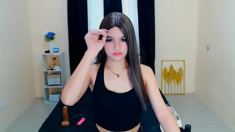 Snapshot of lux_white chatting on 09/24/25, 02:15 queen lux online show from 09/24/25, 02:15