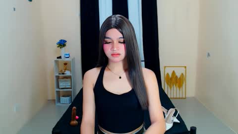 Snapshot of lux_white chatting on 09/26/25, 12:47 queen lux online show from 09/26/25, 12:47