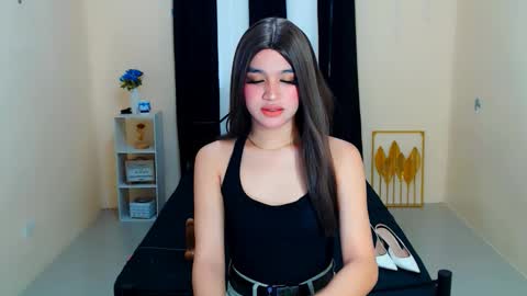 Snapshot of lux_white chatting on 09/27/25, 01:54 queen lux online show from 09/27/25, 01:54