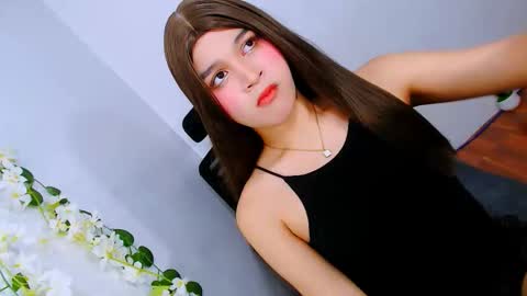 Snapshot of lux_white chatting on 11/11/25, 02:33 queen lux online show from 11/11/25, 02:33