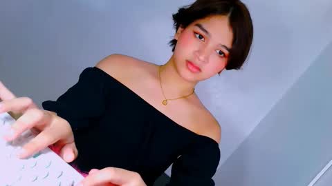 Snapshot of lux_white chatting on 12/03/25, 04:42 queen lux online show from 12/03/25, 04:42