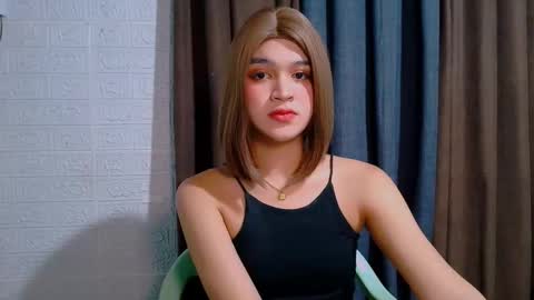 Snapshot of lux_white chatting on 03/15/26, 01:00 queen lux online show from 03/15/26, 01:00