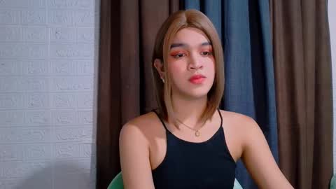 Snapshot of lux_white chatting on 03/21/26, 05:12 queen lux online show from 03/21/26, 05:12