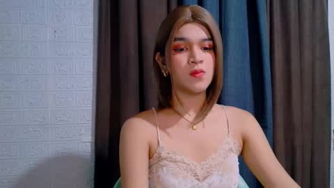 Snapshot of lux_white chatting on 03/21/26, 12:21 queen lux online show from 03/21/26, 12:21