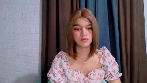 Snapshot of lux_white chatting on 04/04/26, 01:48 queen lux online show from 04/04/26, 01:48