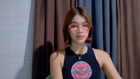 Snapshot of lux_white chatting on 04/27/26, 02:15 queen lux online show from 04/27/26, 02:15