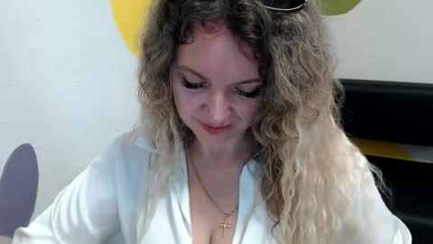 Snapshot of luxdonna chatting on 06/19/26, 07:01 Donna online show from 06/19/26, 07:01