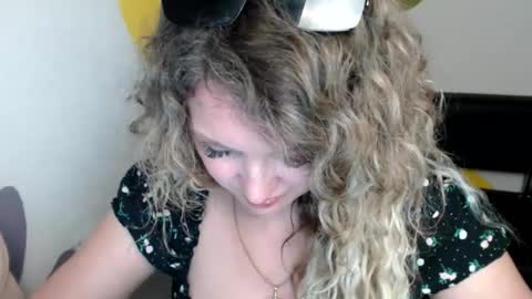 Snapshot of luxdonna chatting on 06/21/26, 10:12 Donna online show from 06/21/26, 10:12