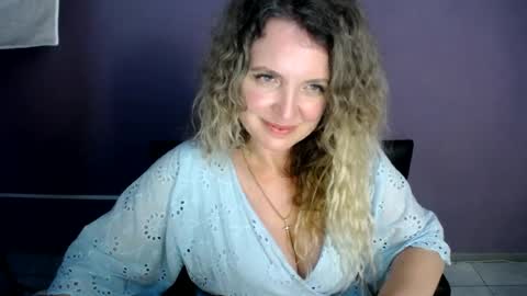 Snapshot of luxdonna chatting on 06/24/26, 01:04 Donna online show from 06/24/26, 01:04
