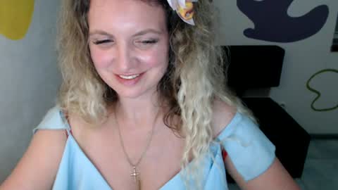 Snapshot of luxdonna chatting on 07/04/26, 01:01 Donna online show from 07/04/26, 01:01