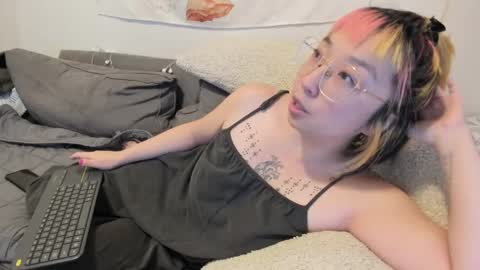 Snapshot of luxgray chatting on 12/05/24, 10:12 LuxGray online show from 12/05/24, 10:12