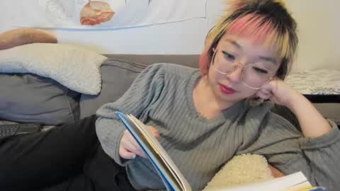 Snapshot of luxgray chatting on 12/15/24, 04:51 LuxGray online show from 12/15/24, 04:51