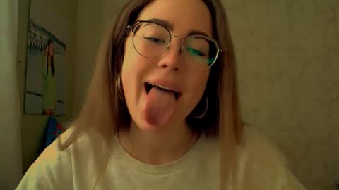 Snapshot of luxie_queen chatting on 04/19/26, 03:33 Katie online show from 04/19/26, 03:33