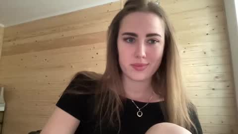 Snapshot of luxie_queen chatting on 05/21/26, 04:03 Katie online show from 05/21/26, 04:03