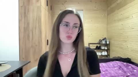 Snapshot of luxie_queen chatting on 05/25/26, 08:37 Katie online show from 05/25/26, 08:37