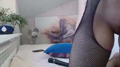 Snapshot of luxuriouss_s chatting on 03/21/26, 01:32 Laura online show from 03/21/26, 01:32