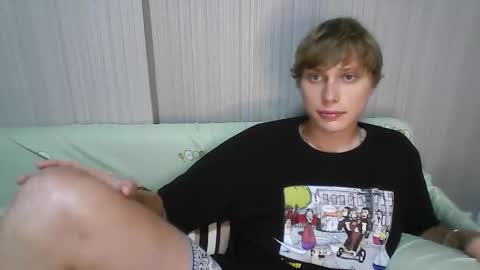 Snapshot of luxury_bob chatting on 12/19/25, 10:44 luxury_bob online show from 12/19/25, 10:44