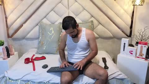 Snapshot of luxurycoupl chatting on 02/05/25, 04:06 Lesly And Arnold online show from 02/05/25, 04:06