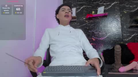 lyan_hots_ online show from 11/12/25, 11:10