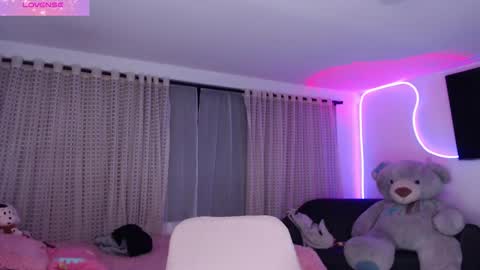 Snapshot of lyann_ chatting on 10/29/25, 12:24 Lyann  online show from 10/29/25, 12:24