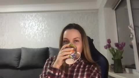 Snapshot of lyeeu25 chatting on 03/03/25, 08:00 Tina online show from 03/03/25, 08:00